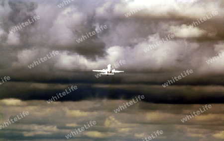 startendes flugzeug mit wolkenhimmel