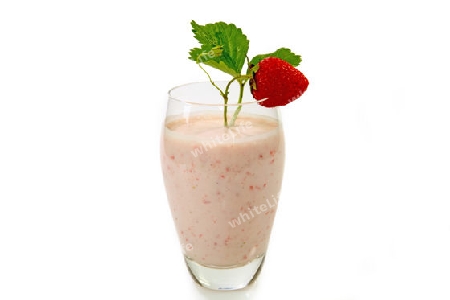 Erdbeermilch mit frischen Erdbeeren auf hellem Hintergrund