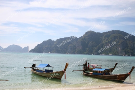 Boote am Strand von Kho Pi Pi in Thailand 