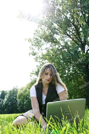 Frau mit Laptop frontal