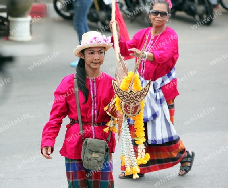 Ein Raketentraeger an der Festparade beim Bun Bang Fai oder Rocket Festival in Yasothon im Isan im Nordosten von Thailand. 