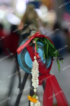 Ein Raketentraeger an der Festparade beim Bun Bang Fai oder Rocket Festival in Yasothon im Isan im Nordosten von Thailand. 