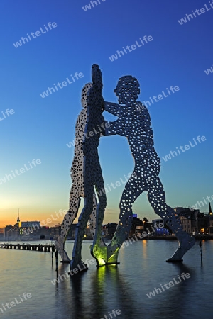 Molecule Men, 30 Meter hohes Kunstwerk aus Aluminium ,  Bildhauer Jonathan Borofsky, in der Spree stehend bei Sonnenuntergang ,  Berlin, Deutschland, Europa oeffentlicherGrund