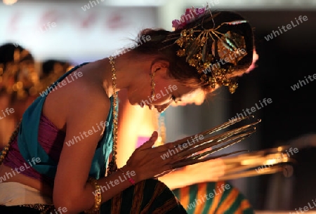 Ein traditioneller Tanz einer Tanzgruppe auf dem Nachtmarkt in der Altstadt von Chiang Rai in der Provinz Chiang Rai im Norden von Thailand in Suedostasien.