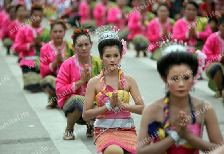 Eine traditionelle Tanzgruppe mit der thailaendischen Begruessung  zeigt sich an der Festparade beim Bun Bang Fai oder Rocket Festival in Yasothon im Isan im Nordosten von Thailand. 