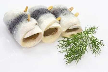 Rollmops mit Dill auf hellem Hintergrund