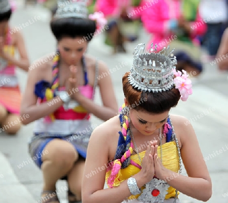 Eine traditionelle Tanzgruppe mit der thailaendischen Begruessung  zeigt sich an der Festparade beim Bun Bang Fai oder Rocket Festival in Yasothon im Isan im Nordosten von Thailand. 