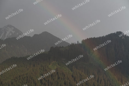 Regenbogen ?ber den Bergen