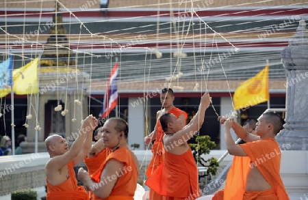 Moenche bei den Vorbereitungen auf die Neujahrsnacht Feier in der Tempelanlage des Wat Pho in der Hauptstadt Bangkok von Thailand in Suedostasien.