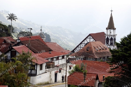 Amerika, Suedamerika, Venezuela, Deutsche Kolonie, Colonia Tovar, Bergdorf,  Die nach Schwarzwaelderstil gebauter Dorfkirche mit dem Dorfzentrum im Bergdorf Colonia Tovar der ehemaligen Deutschen Kollonie aus dem Schwarzwald in der Tropischen Bergl