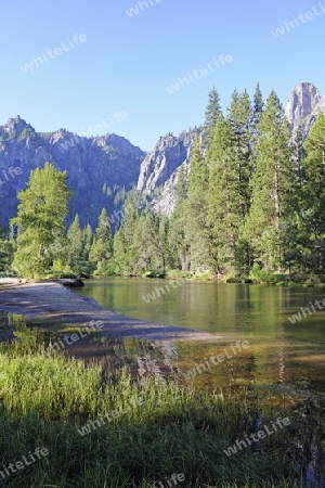 typische Landschaftsform bei Sonnenaufgang, mit Merced River, im  Yosemite Nationalpark, Kalifornien, USA