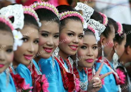 Eine traditionelle Tanz Gruppe zeigt sich an der Festparade beim Bun Bang Fai oder Rocket Festival in Yasothon im Isan im Nordosten von Thailand. 