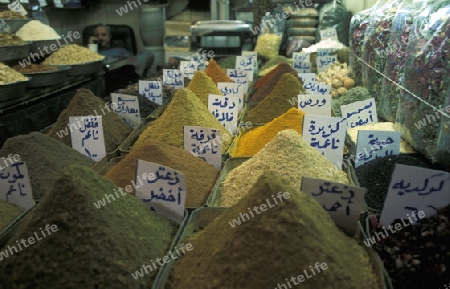 Der Souq oder Markt in der Medina der Altstadt von Aleppo im Norden von Syrien im Nahen Osten.