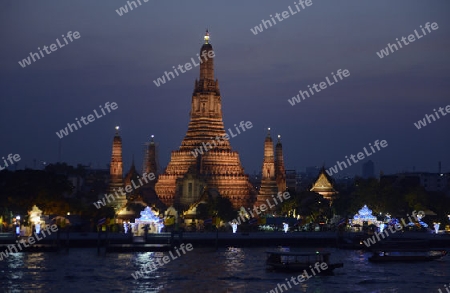 Die Tempelanlage des Wat Arun am Mae Nam Chao Phraya River in der Hauptstadt Bangkok von Thailand in Suedostasien.