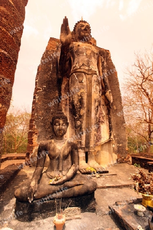 Eine Buddha Figur auf dem Wat Saphan HinTempel in der Tempelanlage von Alt-Sukhothai in der Provinz Sukhothai im Norden von Thailand in Suedostasien.