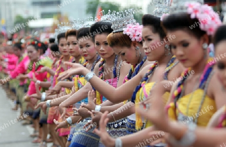 Eine traditionelle Tanz Gruppe zeigt sich an der Festparade beim Bun Bang Fai oder Rocket Festival in Yasothon im Isan im Nordosten von Thailand. 