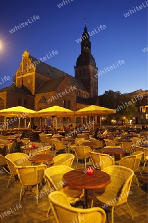 Europa, Osteuropa, Baltikum, Lettland, Riga, Hauptstadt, Altstadt, Domplatz, Dom, Kirchturm, Restaurant, Abend, 
Ein Restaurant und Bierhaus vor dem Dom am Domplatz in der Altstadt von Riga der Hauptstadt von Lettland im Baltikum und Osteuropa.   