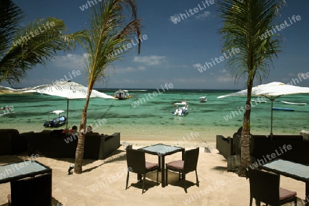 Ein Strand in Jungutbatu Beach im westen der kleinen Insel Nusa Lembongan im osten der Insel Bali in Indonesien in Suedostasien.