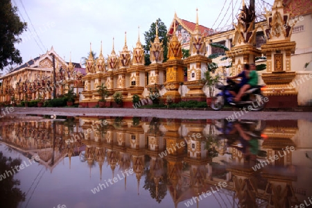 Der Tempel Wat Sainyaphum in der Stadt Savannahet in zentral Laos an der Grenze zu Thailand in Suedostasien.