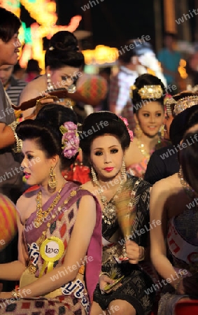 Eine Miss Kandidatin anlaesslich der Miss Wahl beim Bun Bang Fai oder Rocket Festival in Yasothon im Isan im Nordosten von Thailand. 