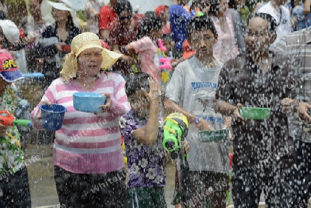 Das Songkran Fest oder Wasserfest zum Thailaendischen Neujahr ist im vollem Gange in Ayutthaya noerdlich von Bangkok in Thailand in Suedostasien.  