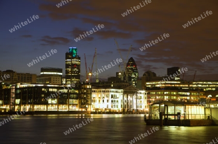 London - Kaianlage durch die Nacht