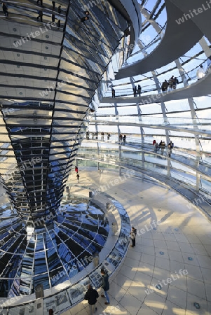 Innenraum mit verspiegelter Mittels?ule der Reichstagskuppel, Reichstag Berlin, Architekt Sir Norman Foster, Berlin, Deutschland, Europa