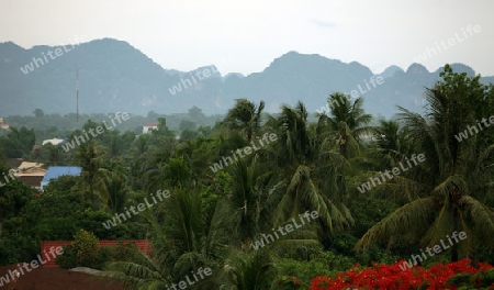 Die Huegel Landschaft bei der Stadt Tha Khaek in zentral Laos an der Grenze zu Thailand in Suedostasien.