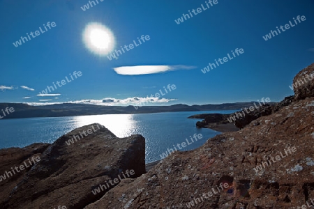 Der S?dwesten Islands, s?dlich von Reykjavik, am See Kleivarvatn in Richtung "Blaue Lagune" im Gegenlicht