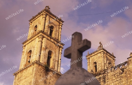 Die Kirche in der Altstadt von Valladolid im Staat Yucatan auf der Halbinsel Yuctan im sueden von Mexiko in Mittelamerika.     