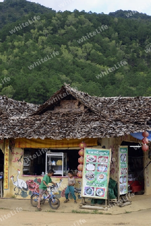 Ein kleines Chinesisches Restaurant in Mae Aw im Grenzgebiet zu Burma beim Dorf Mae Hong Son im norden von Thailand in Suedostasien.