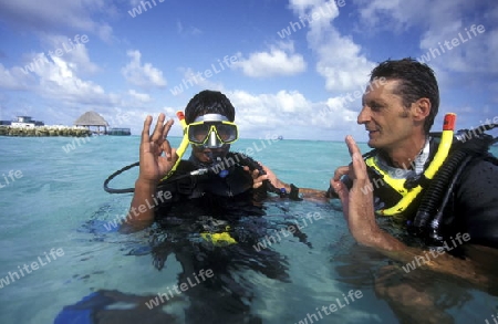 
Eine Tauchschule an der Insel Velavaru im Southmale Atoll auf den Inseln der Malediven im Indischen Ozean.  