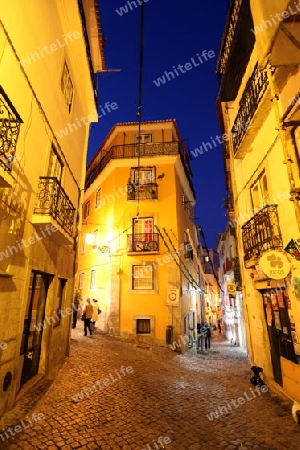 Eine Gasse in der  Altstadt von Alfama in der Innenstadt der Hauptstadt Lissabon in Portugal.    