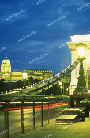 Die Kettenbruecke ueber der Donau und das Parlament in der Hauptstadt von Ungarn in Osteuropa..