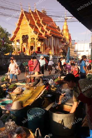 Der Markt vor dem Wat Mung Muang am Morgen in der Altstadt von Chiang Rai in der Provinz chiang Rai im Norden von Thailand in Suedostasien.