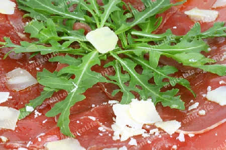 Carpaccio aus Rindfleisch mit Rucolasalat und Parmesank?se