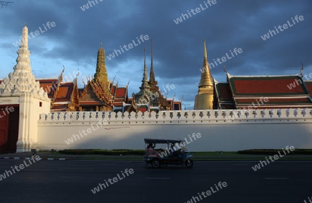 Das Tempelgelaende in der Abendstimmung mit dem Wat Phra Keo beim Koenigspalast im Historischen Zentrum der Hauptstadt Bangkok in Thailand. 