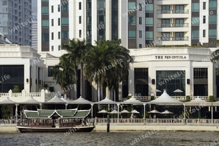 Ein Boot auf dem Mae Nam Chao Phraya River in der Hauptstadt Bangkok von Thailand in Suedostasien.