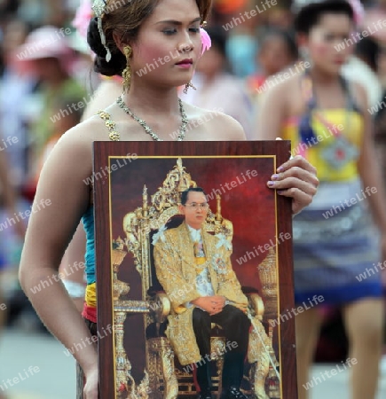 Ein Bild des Koenig Bhumibol Adelyadej von Thailand ist beim traditionellen Raketenfest in der Stadt Yasothon im osten von Thailand allgegenwertig.