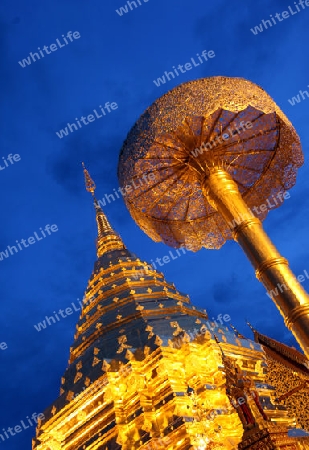 Der Chedi der Tempel Anlage des Wat Phra That Doi Suthep bei Chiang Mai in der Provinz Chiang Mai im Norden von Thailand in Suedostasien.