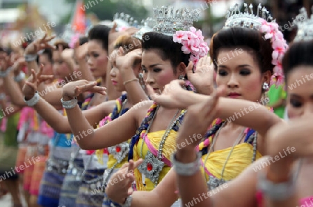 Eine traditionelle Tanz Gruppe zeigt sich an der Festparade beim Bun Bang Fai oder Rocket Festival in Yasothon im Isan im Nordosten von Thailand. 