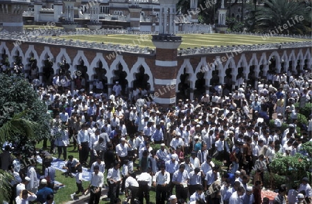 ASIEN, SUEDOST, MALAYSIA, KUALA LUMPUR, STADT ZENTRUM, MOSCHEE, MASJID JAMEK MOSCHEE, FREITAGSGEBET, MUSLIM, RELIGION, BEETEN, Die Wirtschaft Metropole Kuala Lumpur mit der Masjid Jamek Moschee beim Freitagsgebet.   (URS FLUEELER)