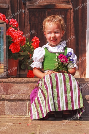 Sch?nes kleine M?dchen im Dirndl