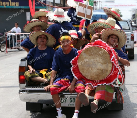 Ein Musiker einer  traditionellen Tanz Gruppe zeigt sich an der Festparade beim Bun Bang Fai oder Rocket Festival in Yasothon im Isan im Nordosten von Thailand. 