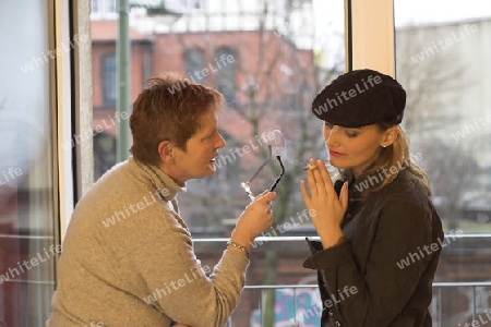 zwei Frauen unterhalten sich