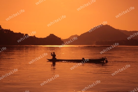 Ein Fischerboot auf dem Mekong River bei Luang Prabang in Zentrallaos von Laos in Suedostasien.