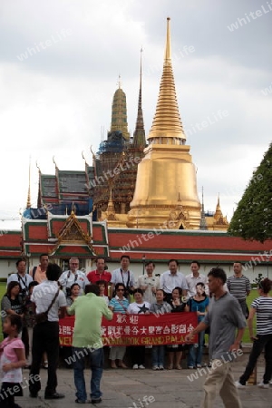 Die Tempelanlage des Wat Phra Kaew in Banglamphu in Bangkok der Hauptstadt von Thailand in Suedostasien.  