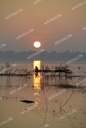 Ein Fischer auf dem See in Amnat Charoen im Isan im osten von Thailand,