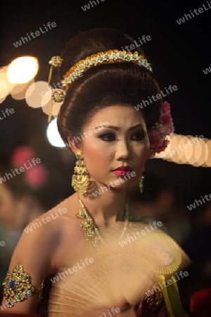 Eine Miss Kandidatin anlaesslich der Miss Wahl beim Bun Bang Fai oder Rocket Festival in Yasothon im Isan im Nordosten von Thailand. 