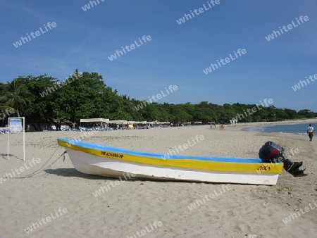 Dominikanische Republik. Boot am Strand bei Puerto Plata